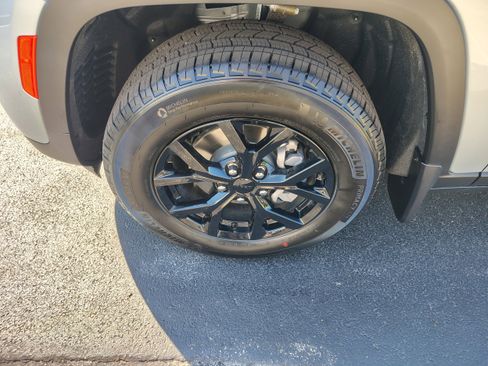 New 2025 Jeep Grand Cherokee Altitude image 5