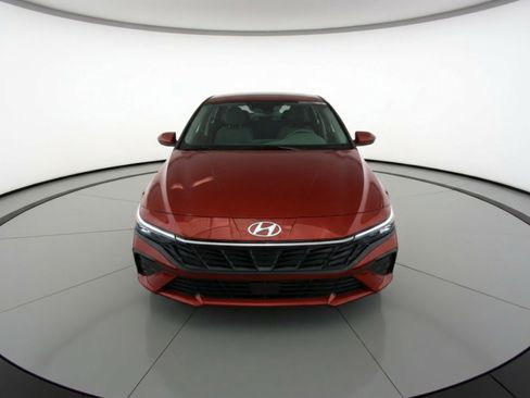 Used 2025 Hyundai Elantra SEL image 2