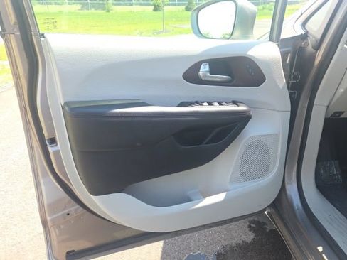 Used 2018 Chrysler Pacifica Limited w/ Advanced Safetytec Group FWD image 21