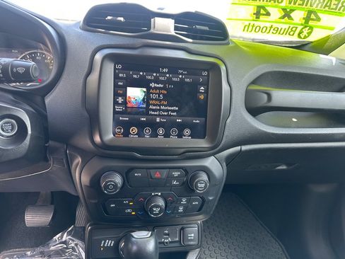 Used 2023 Jeep Renegade Latitude AWD/4WD image 15