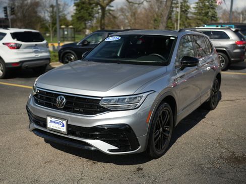 Certified 2022 Volkswagen Tiguan SE R-Line image 4