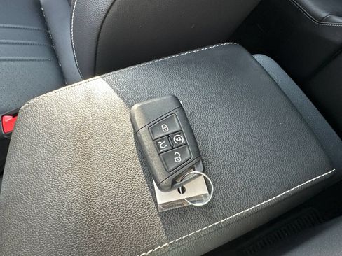 Used 2024 Volkswagen Tiguan SE w/ Panoramic Sunroof Package AWD/4WD image 7
