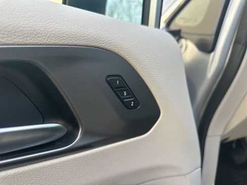 Used 2023 Chrysler Pacifica Touring-L image 18