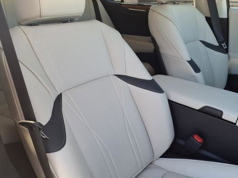 Used 2025 Lexus ES 300h w/ Luxury Package image 12