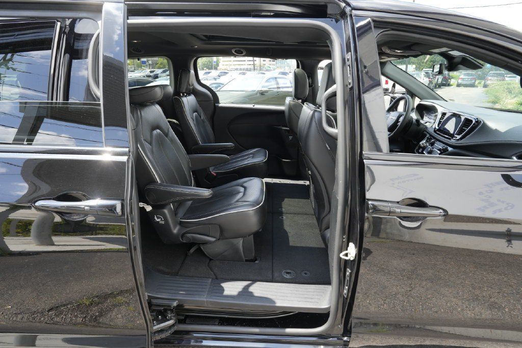 Used 2025 Chrysler Pacifica Limited FWD image 35