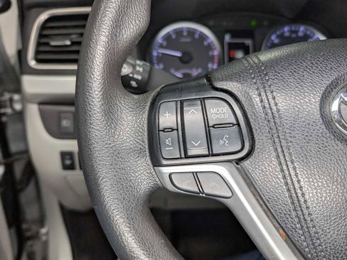 Used 2019 Toyota Highlander LE image 32