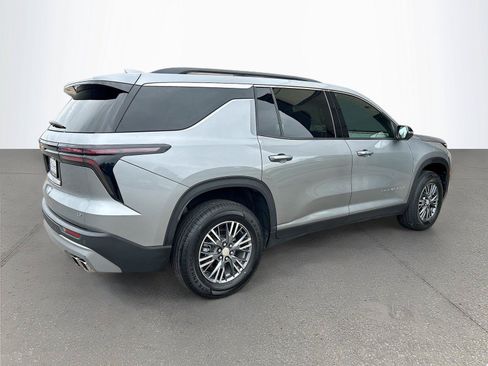 Used 2024 Chevrolet Traverse LT FWD image 4
