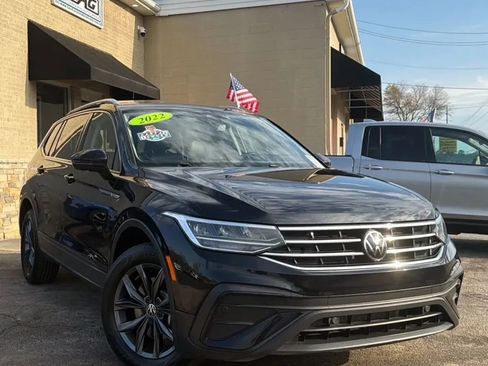 Used 2022 Volkswagen Tiguan SE image 2