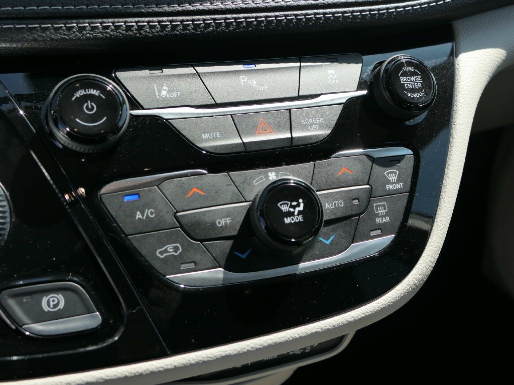 Certified 2023 Chrysler Pacifica Touring-L FWD image 21