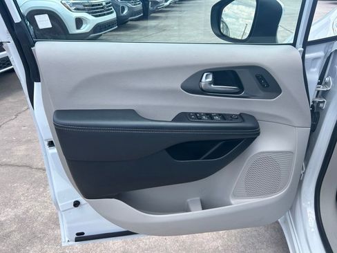 Used 2023 Chrysler Pacifica Touring-L FWD image 47