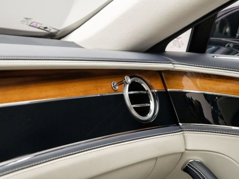 Certified 2023 Bentley Flying Spur V8 AWD/4WD image 29