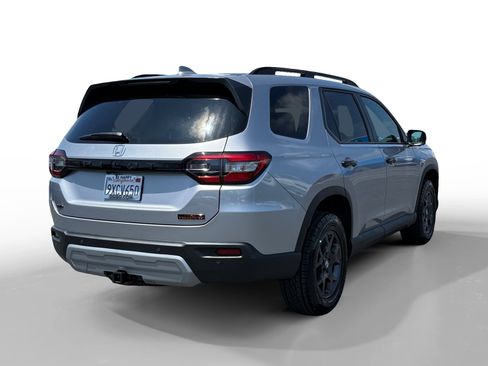 Certified 2025 Honda Pilot TrailSport image 5