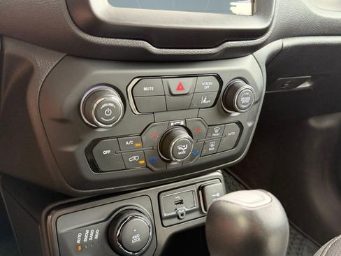Used 2023 Jeep Renegade Latitude AWD/4WD image 17