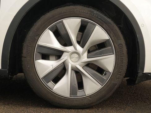 Used 2022 Tesla Model Y Long Range image 12