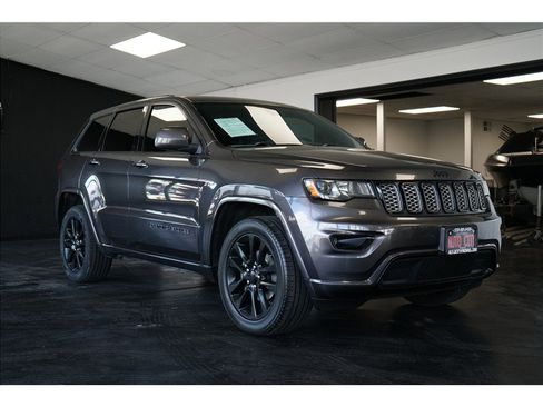 Used 2018 Jeep Grand Cherokee Altitude RWD image 1