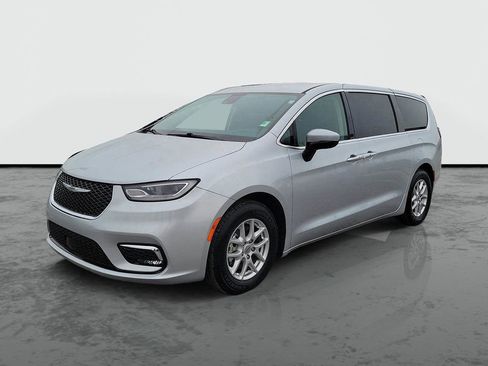 Used 2023 Chrysler Pacifica Touring-L FWD image 5