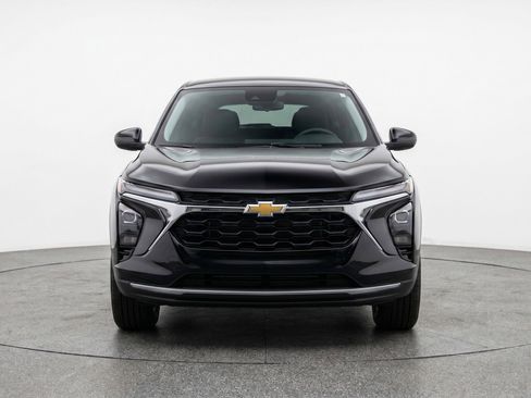 Used 2025 Chevrolet Trax LT FWD image 2