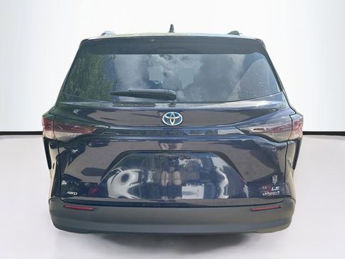 Used 2024 Toyota Sienna LE w/ LE Plus Package AWD/4WD image 6