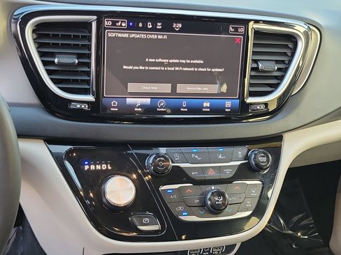 Certified 2023 Chrysler Pacifica Touring-L FWD image 12