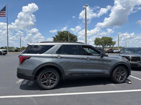 Used 2025 Ford Explorer ST-Line w/ ST-Line Street Pack AWD/4WD image 4