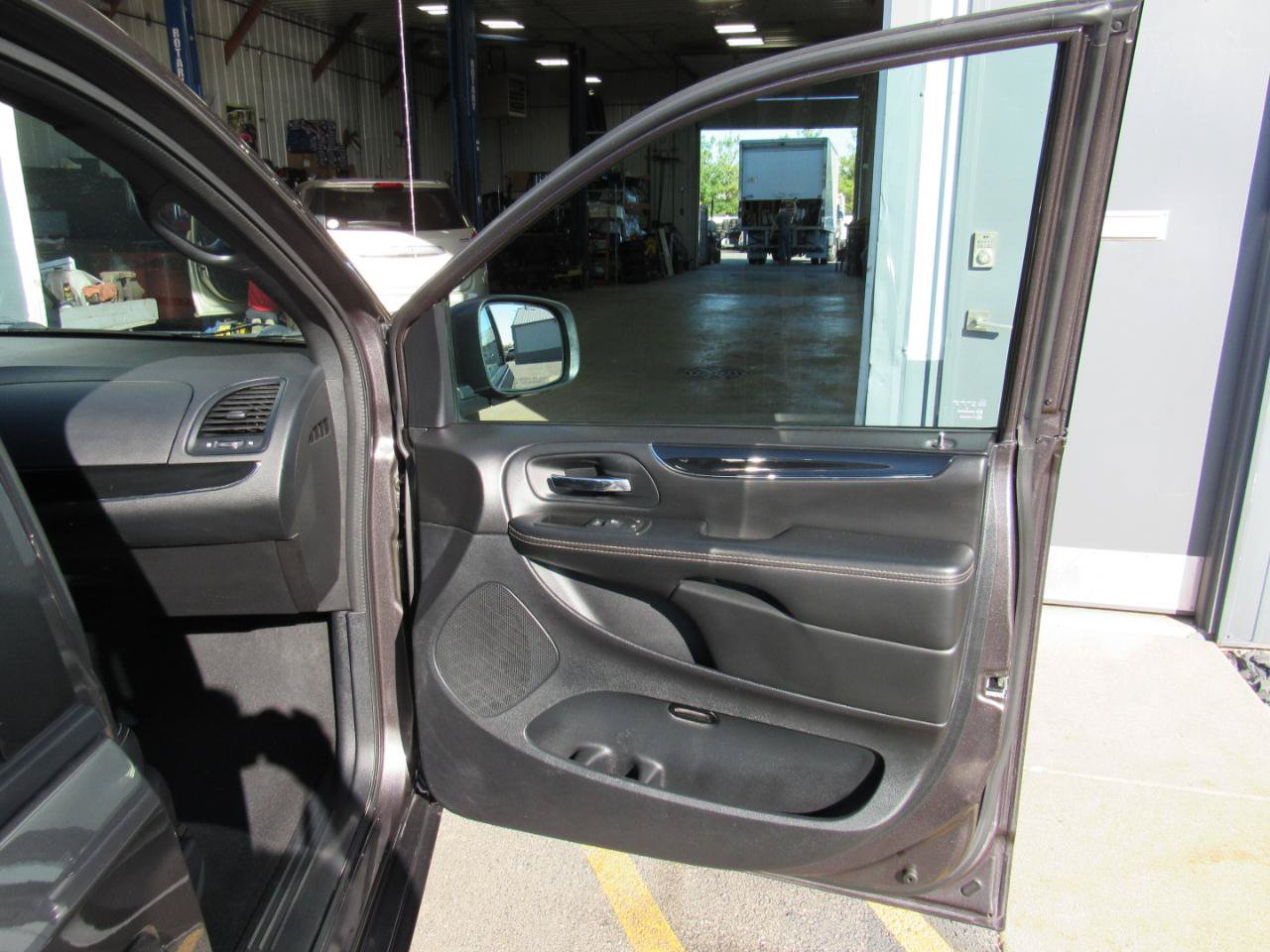 Used 2015 Dodge Grand Caravan SXT FWD image 33