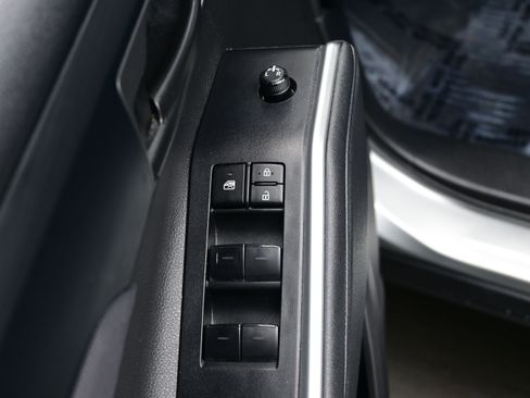 Used 2024 Toyota Highlander LE AWD/4WD image 10