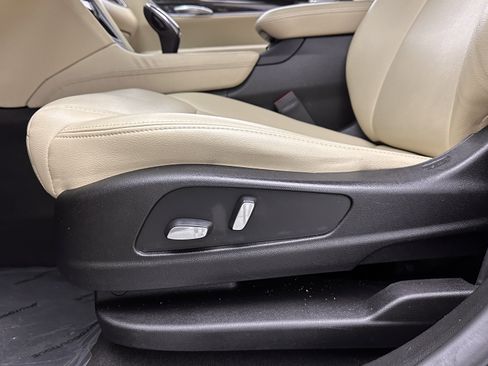 Used 2019 Cadillac XT5 FWD image 12