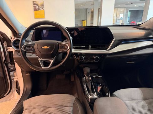 Used 2025 Chevrolet Trax LT w/ LT Convenience Package FWD image 33