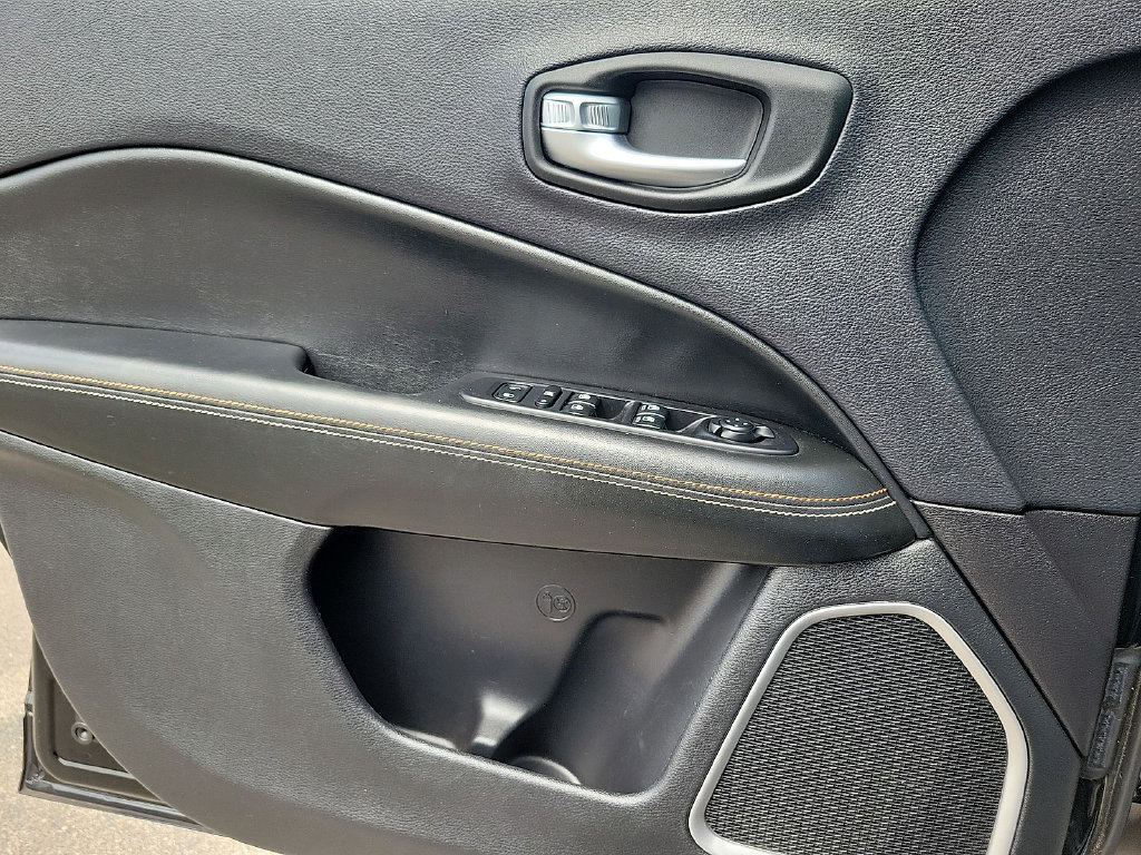 Used 2018 Jeep Compass Latitude FWD image 15