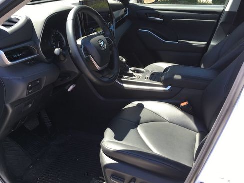 Used 2024 Toyota Highlander XLE AWD/4WD image 4