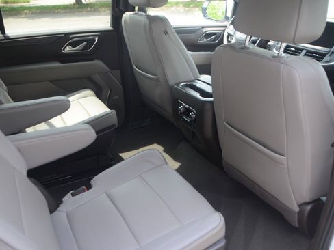 Used 2023 GMC Yukon XL SLT w/ SLT Premium Package AWD/4WD image 13