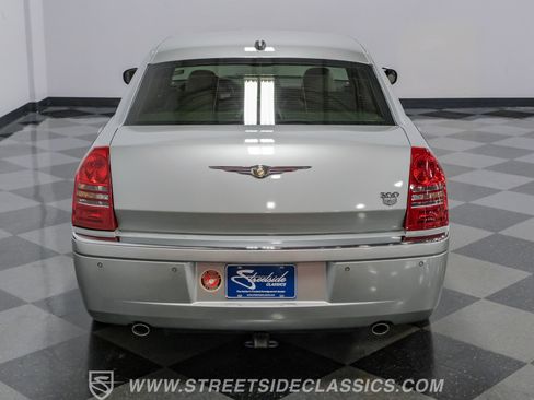 Used 2005 Chrysler 300 C w/ Navigation & Sound Group II RWD image 34