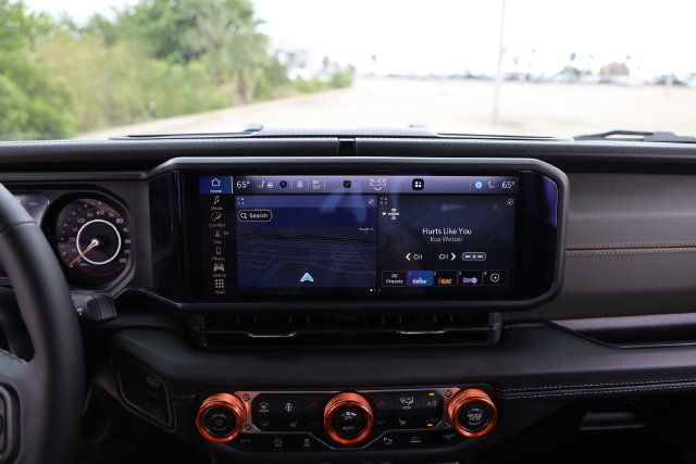 Used 2025 Jeep Gladiator Mojave AWD/4WD image 17