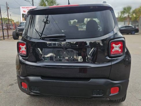 Used 2016 Jeep Renegade Latitude image 3