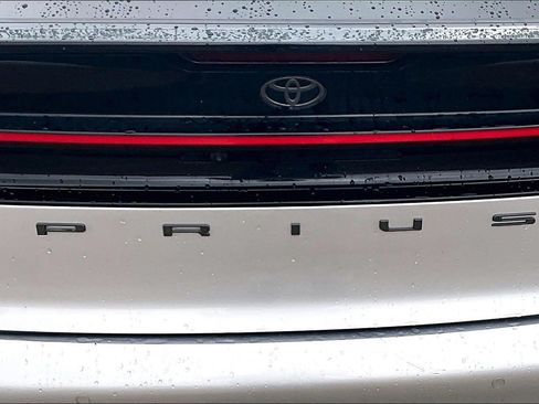 Used 2025 Toyota Prius LE FWD image 32