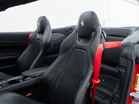 Used 2019 Ferrari Portofino image 29