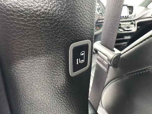 Used 2024 Chrysler Pacifica Select image 17