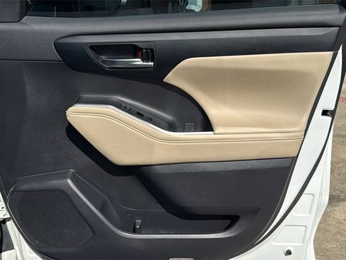 Certified 2023 Toyota Highlander XLE image 32