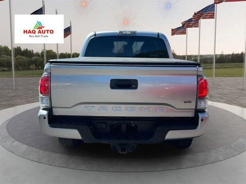 Used 2022 Toyota Tacoma TRD Sport w/ Technology Package AWD/4WD image 3