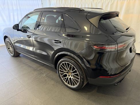 Certified 2023 Porsche Cayenne Platinum Edition image 3