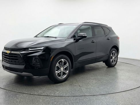 Used 2025 Chevrolet Blazer LT image 3