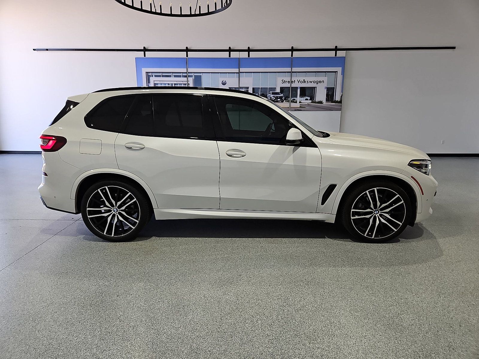 Used 2022 BMW X5 xDrive40i w/ M Sport Package AWD/4WD image 9