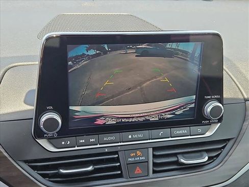 Used 2024 Nissan Altima 2.5 SV FWD image 18