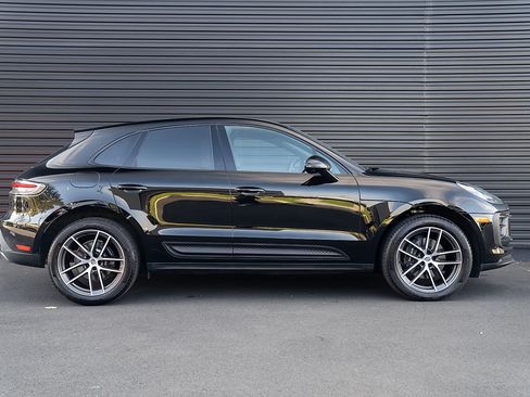 Certified 2025 Porsche Macan AWD/4WD image 27