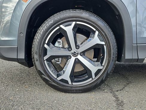 Certified 2025 Volkswagen Tiguan SE w/ Panoramic Sunroof Package image 30