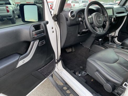 Used 2017 Jeep Wrangler Unlimited Sahara w/ Connectivity Group image 13