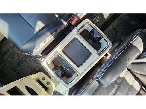 Used 2015 Chrysler Town & Country Touring image 31