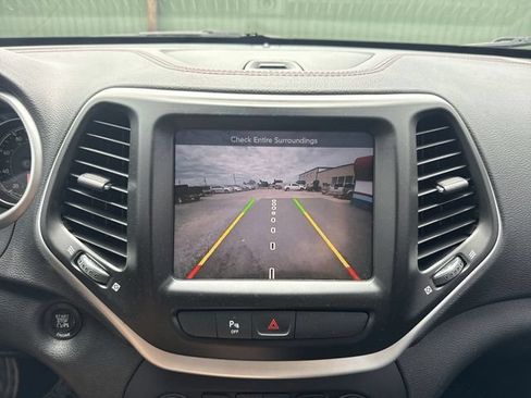 Used 2016 Jeep Cherokee Trailhawk w/ Comfort/Convenience Group AWD/4WD image 17