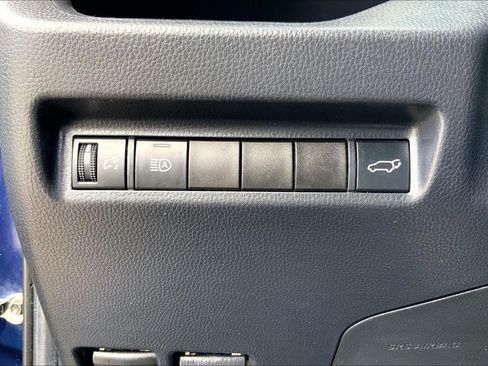 Used 2020 Toyota RAV4 XLE w/ Convenience Package FWD image 33