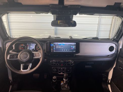 Used 2025 Jeep Wrangler Sahara image 32